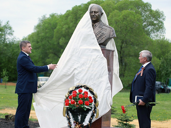 A monument dedicated to two-time recipient of the Hero of the Soviet Union – Marshal Bagramyan, was unveiled on 9 May 2019 on Terbunskiy boundary in Ozerki 